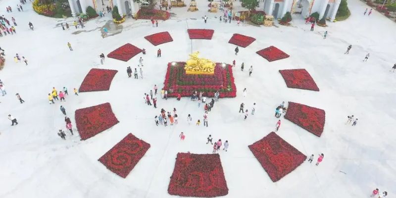 Check-in tại quảng trường vào dịp Tết với các tiểu cảnh bắt mắt