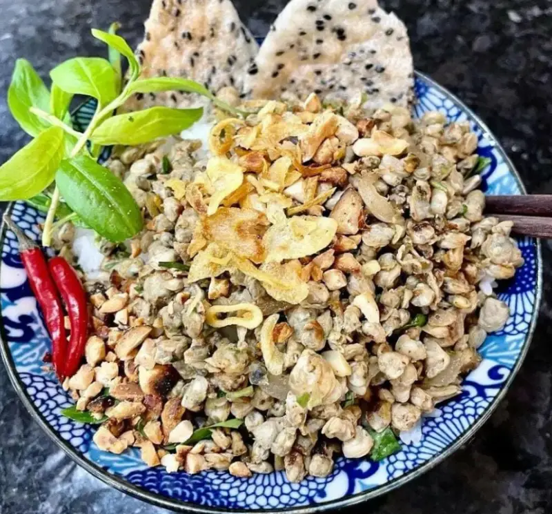 Hến trộn xúc bánh tráng đậm vị