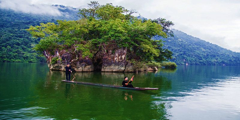 Hình ảnh làn nước trong xanh quanh đảo Bà Góa