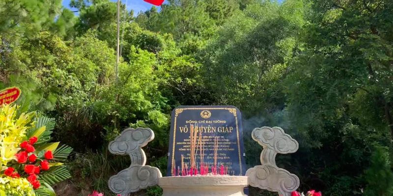 Thăm mộ đại tướng Võ Nguyên Giáp để tưởng nhớ công lao của ông