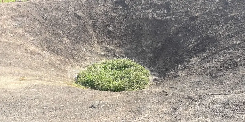 Hố bộc phá là một di tích nổi bật tại Điện Biên Phủ