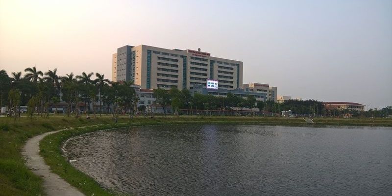 Sáng sớm yên bình bên hồ điều hòa Văn Miếu với không khí trong lành