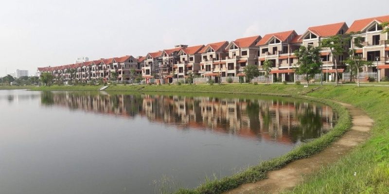 Mang giày thể thao và chuẩn bị nước uống để tham quan thoải mái quanh hồ