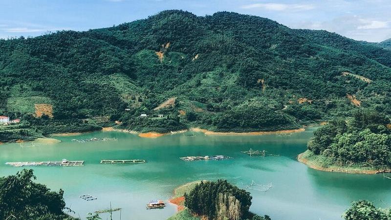 Hồ Hòa Bình nổi tiếng với hệ sinh thái đa dạng