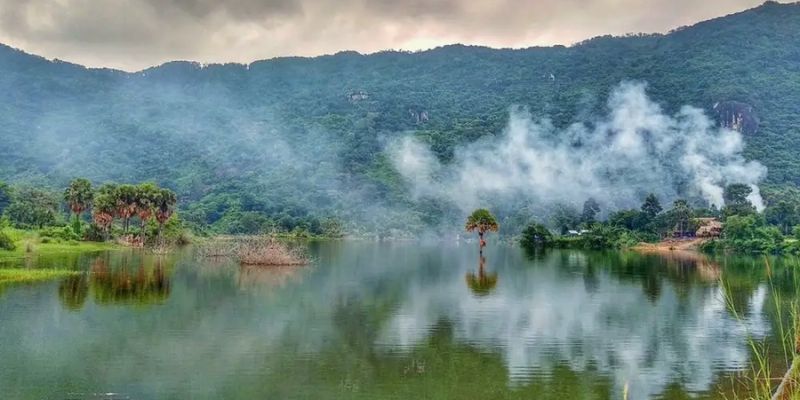 Đứng bên hồ ngắm nhìn bức tranh đầy màu sắc