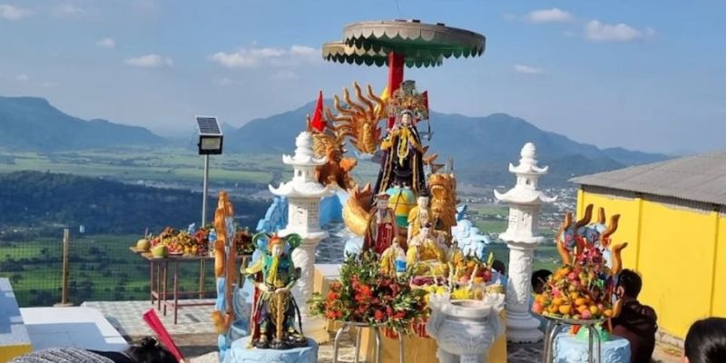 Du khách có thể ghé thăm các địa điểm tâm linh trong hành trình