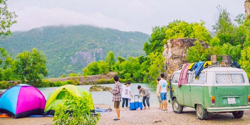 Tổ chức dã ngoại ở khu vực hồ