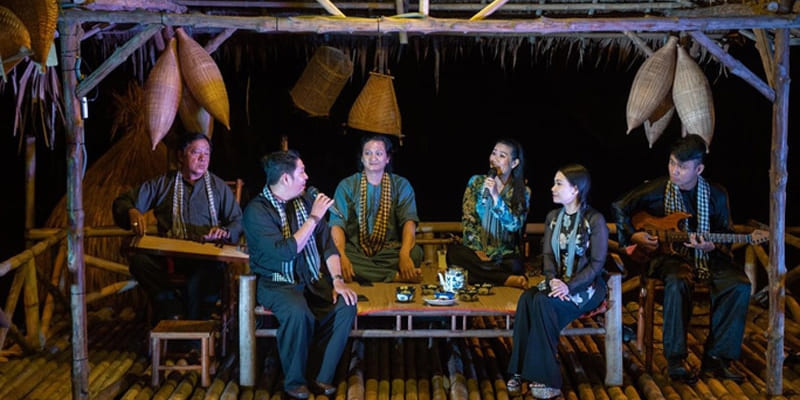 Hòa mình vào âm nhạc và điệu múa đặc trưng miền sông nước