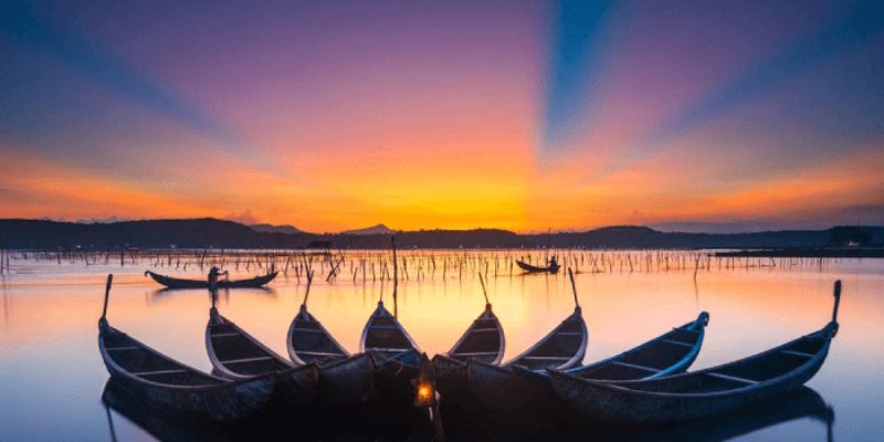 Hoàng hôn rực sắc cam buông xuống trên vùng đầm rộng lớn