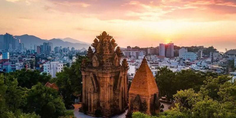 Cảnh hoàng hôn buông xuống tuyệt đẹp tại khu di tích Tháp Bà