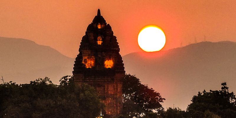 Góc chụp đỉnh Tháp Nhạn rực sáng dưới ánh hoàng hôn