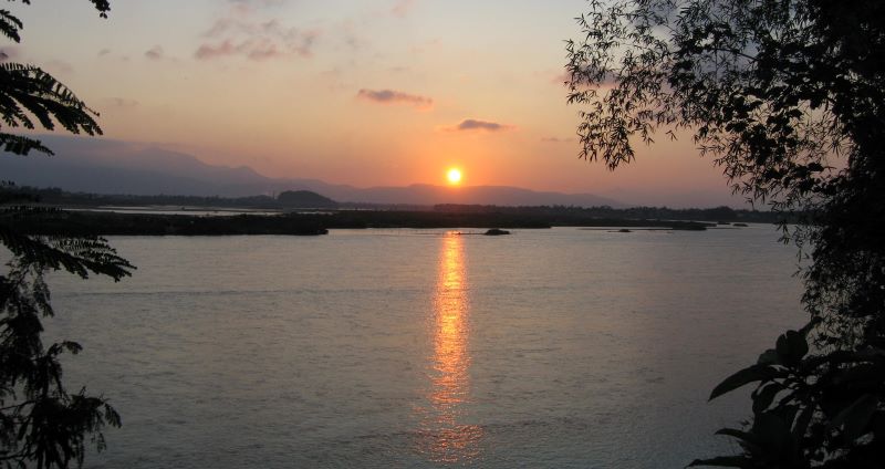 Hoàng hôn tuyệt đẹp trên dòng Trà Khúc