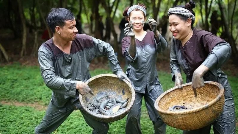 Hoạt động bắt cá bằng tay dưới mương thú vị