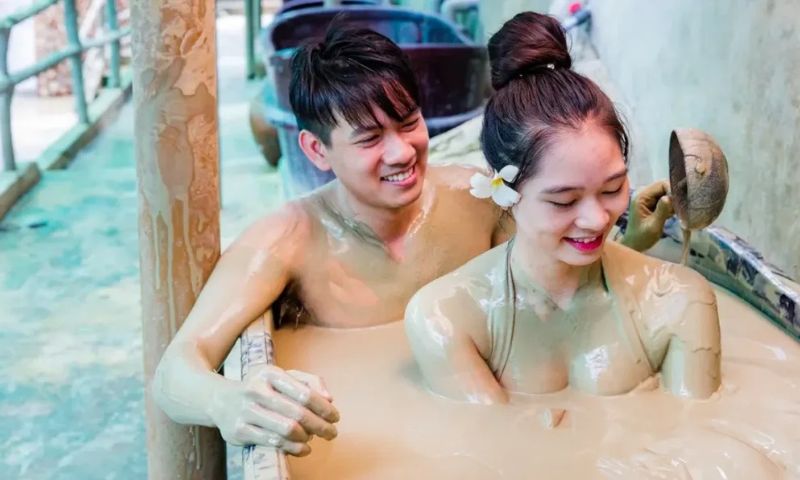 Hoạt động tắm bùn khoáng được nhiều người yêu thích