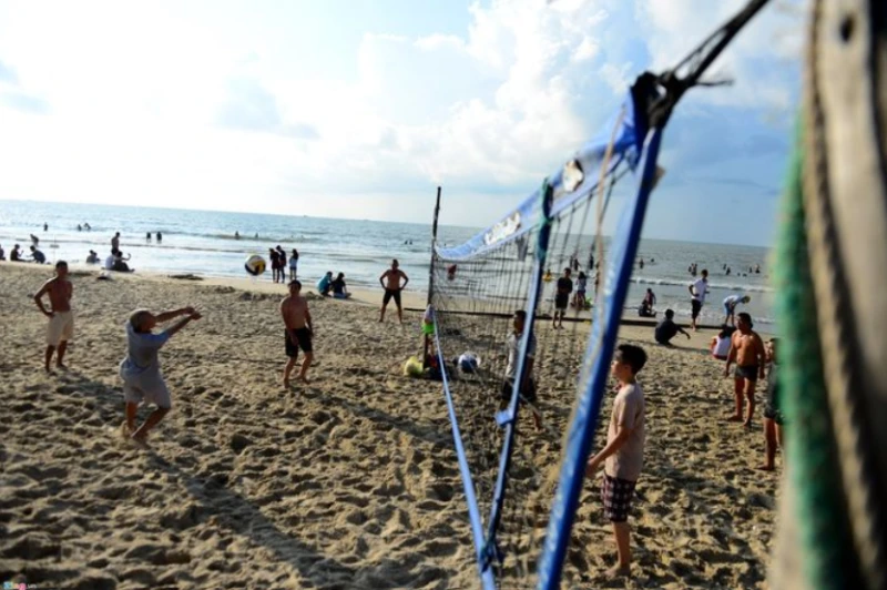 Chơi bóng chuyền trên biển