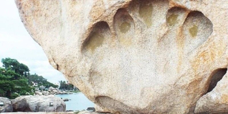 Tảng đá có hình dấu bàn tay khổng lồ