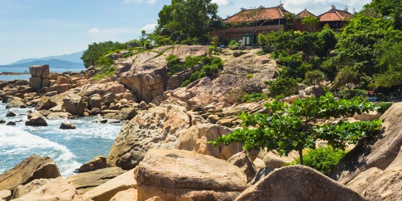 Ngắm nhìn khung cảnh tuyệt đẹp từ phía mỏm đá