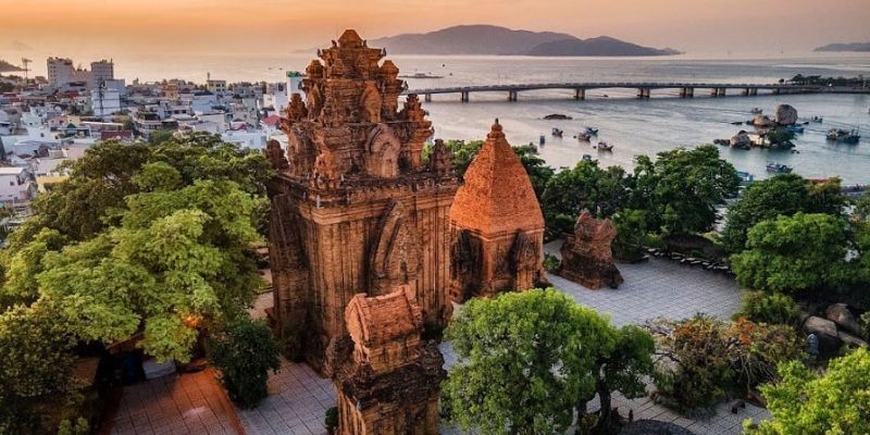 Chùa Ponagar cũng là điểm đến ấn tượng gần với hòn Chồng