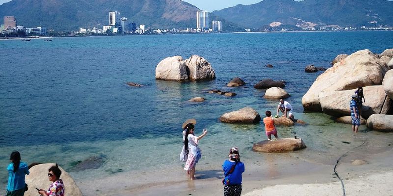 Trải nghiệm tắm biển với làn nước xanh ngắt mát mẻ