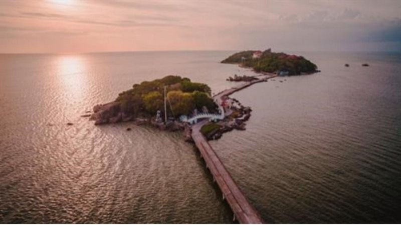 Hòn đá bạc là một địa điểm du lịch hấp dẫn với nhiều du khách