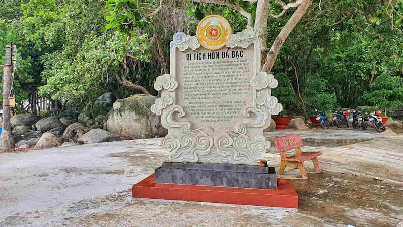 Du khách trải nghiệm khám phá các dấu tích lịch sử hào hùng