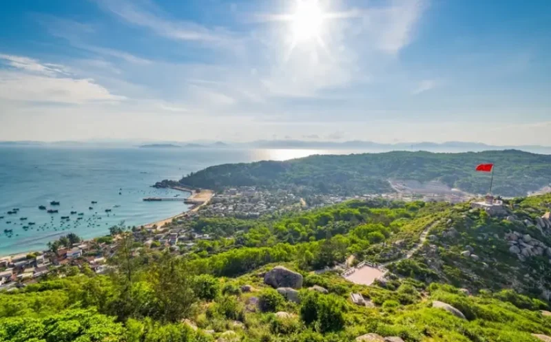 Hòn đảo được bao trùm bởi ánh nắng nhẹ nhàng