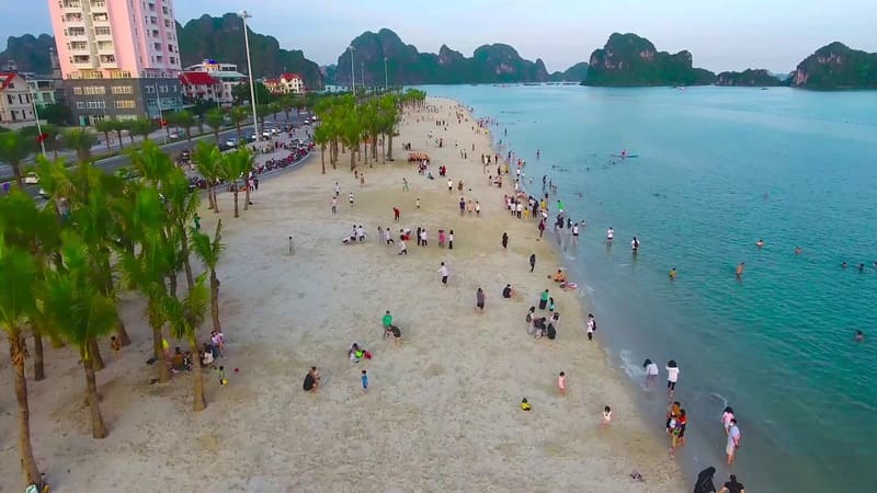 Hòn Gai Hạ Long là trung tâm kinh tế sầm uất