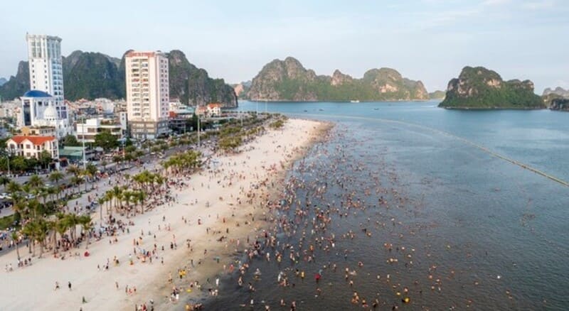 Bãi tắm nhân tạo thu hút đông đảo du khách đến tham quan
