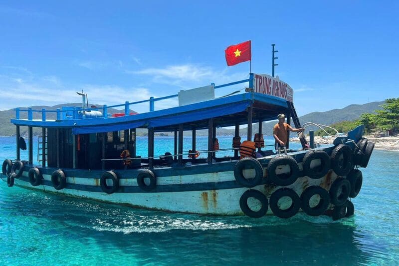 Di chuyển ra đảo bằng nhiều cách khác nhau