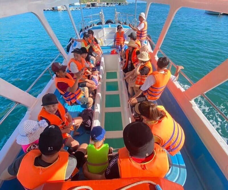 Ngồi tàu đáy kính ngắm thiên nhiên quanh Hòn Một