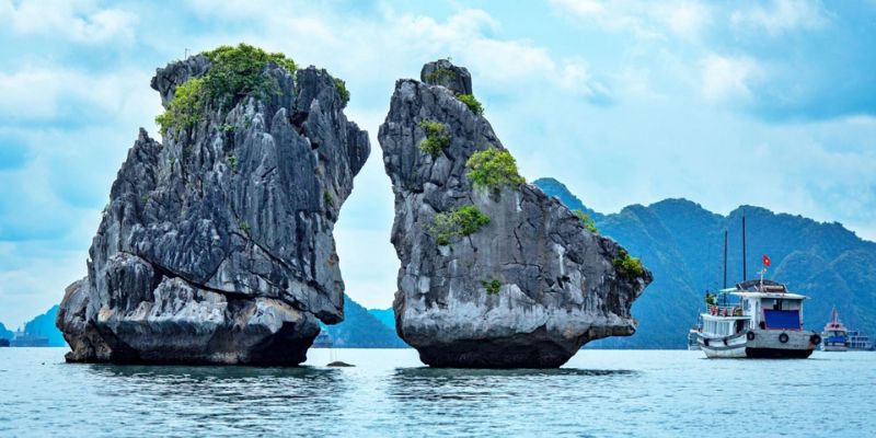 Cặp đá nằm trong quần thể vịnh Hạ Long được UNESCO công nhận là di sản