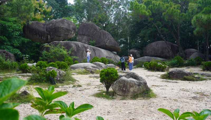 Hòn Trống Mái gắn với sự tích dân gian về câu chuyện tình đẹp