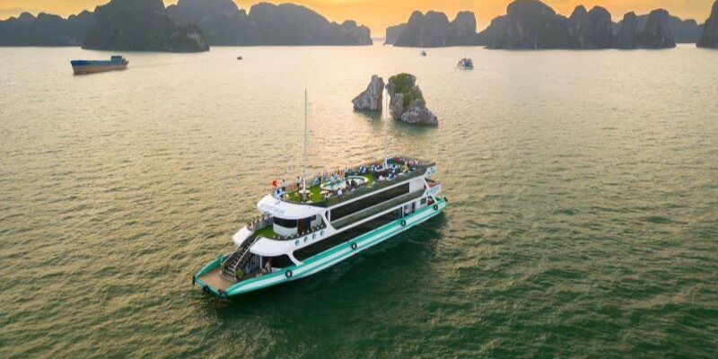 Khách du lịch có thể di chuyển bằng tàu tham quan