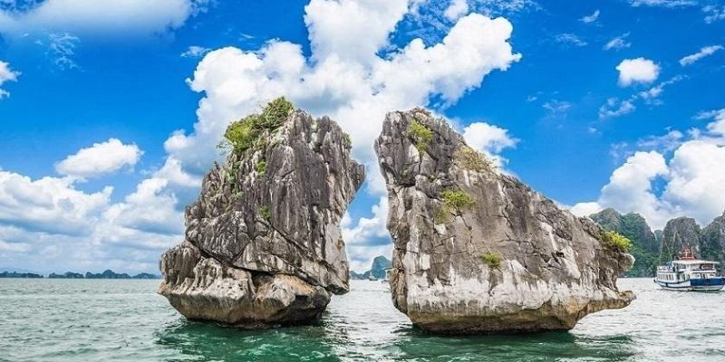 Toàn cảnh hòn Trống Mái ở vịnh Hạ Long