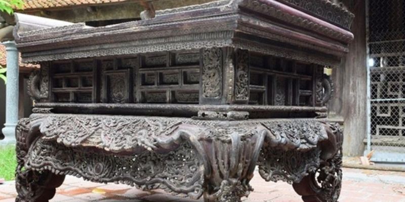 Hương án cổ được chạm khắc tinh xảo trong khuôn viên chùa