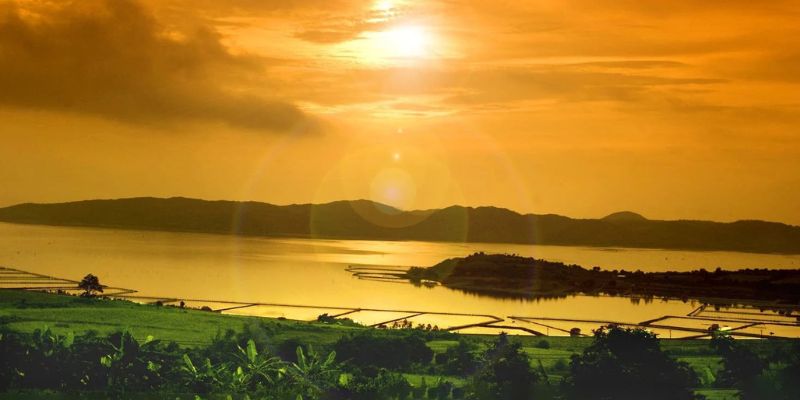 Khung cảnh núi non ôm lấy đầm như gợi câu chuyện nàng Loan vướng vào sườn núi