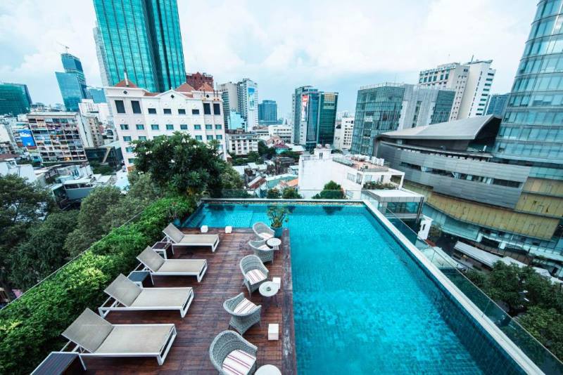 Hercury Hotel với khuôn viên bể bơi sang trọng