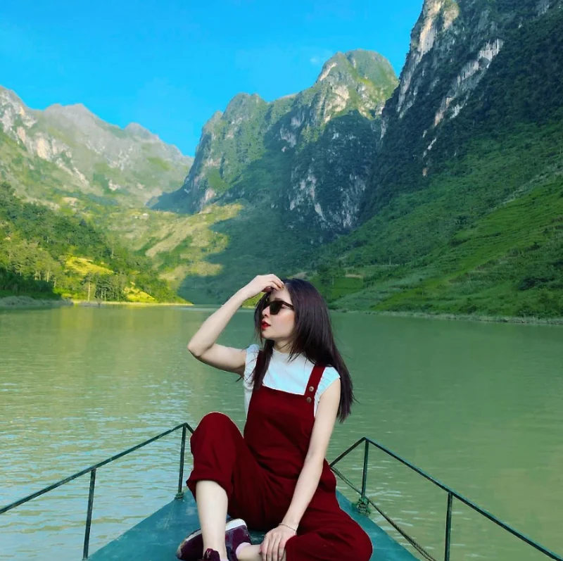 Khám phá dòng sông tuyệt đẹp giữa núi rừng