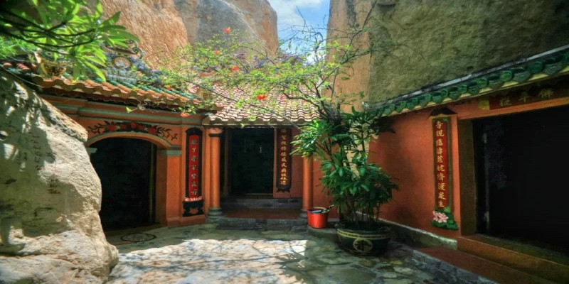 Khám phá hang động đầy bí ẩn và linh thiêng