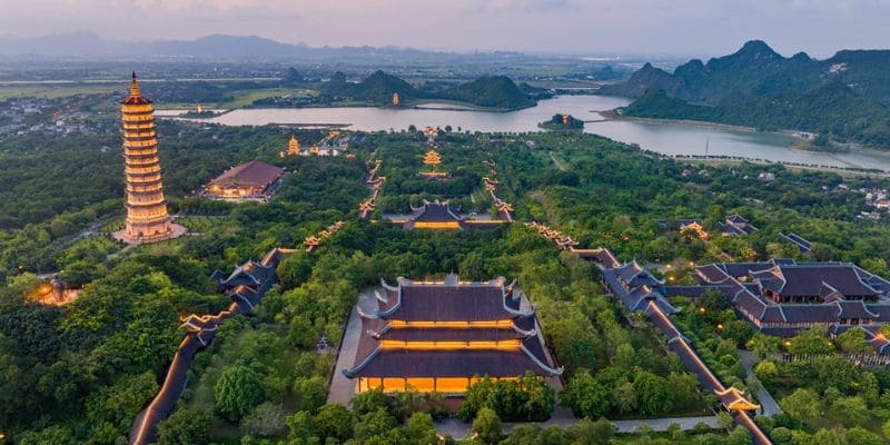 Khám phá vẻ đẹp cổ kính của chùa Bái Đính