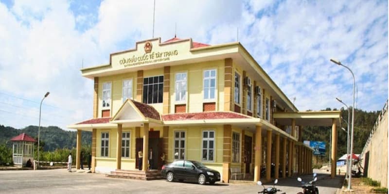 Khi nhập cảnh từ Lào vào Việt Nam người dân cần đáp ứng đầy đủ các yêu cầu