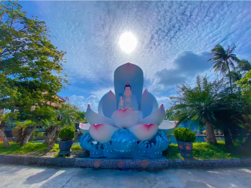 Không gian chùa mộc mạc, yên bình