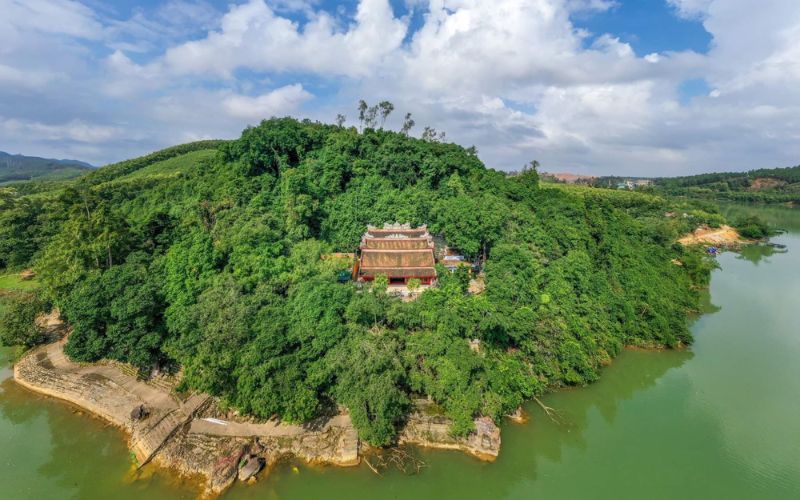 Không gian được bao quanh bởi rừng núi tươi xanh