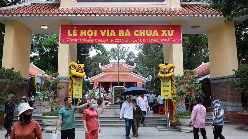 Không gian linh thiêng giữa vùng sông nước