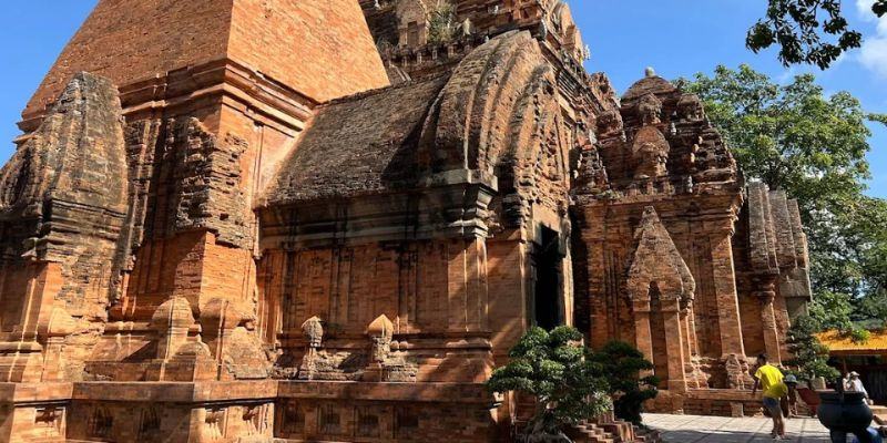 Không gian linh thiêng bên trong khu di tích Tháp Nhạn