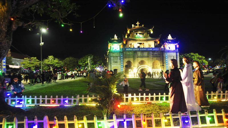 Không gian trang trọng của nhà thờ vào lễ Giáng Sinh