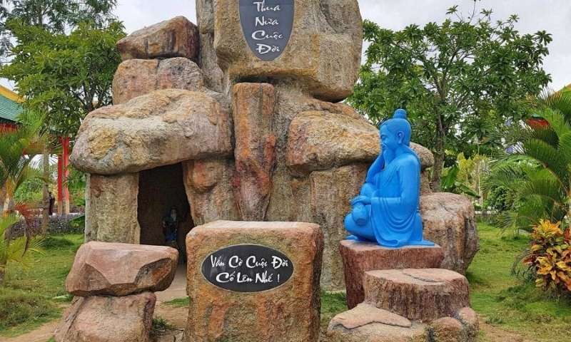 Không gian yên tĩnh thư giãn trong chùa Quan Âm Linh Ứng