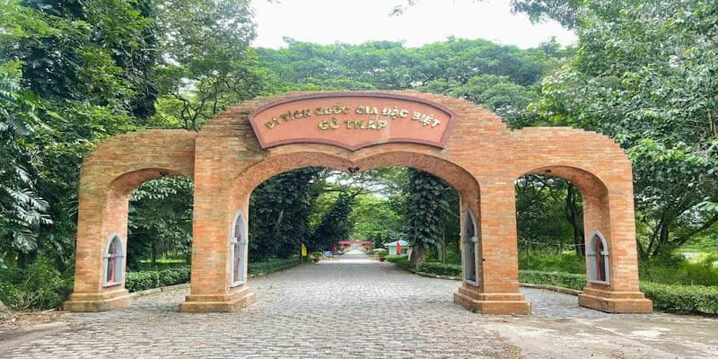 Toàn cảnh khu di tích Gò Tháp nhìn từ chính diện