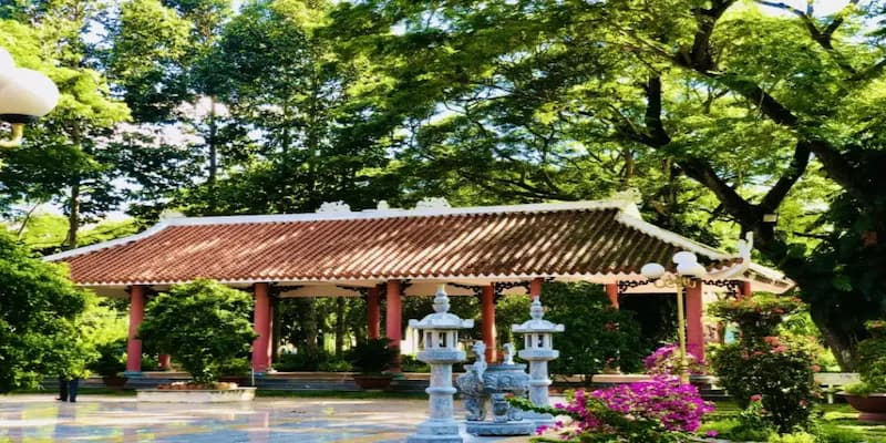 Khám phá kiến trúc xưa từ Tháp Linh Cổ Tự