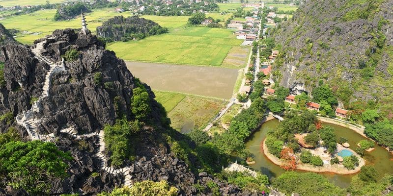 Hang Múa thuộc quần thể khu du lịch Tràng An